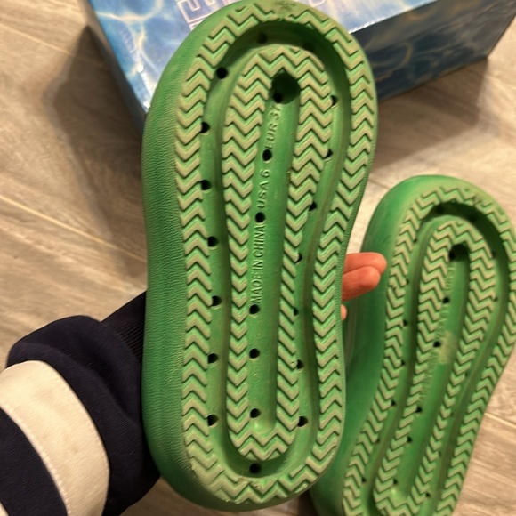 Jeffrey CampbellWomen's Green Chillaxin Platform Thong
Sandal 6 preowned - Picture 9 of 14